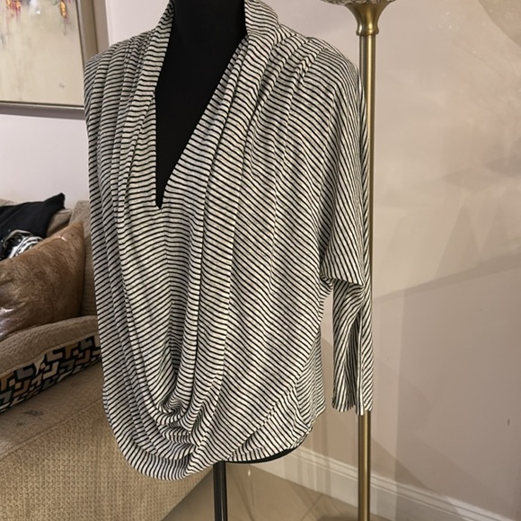 Alice+Olivia sweater size medium - Picture 3 of 7